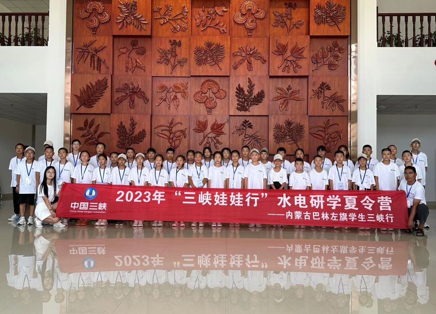 內蒙古巴林左旗三峽娃娃在珍稀植物培育基地合影留念。黃欣拍攝